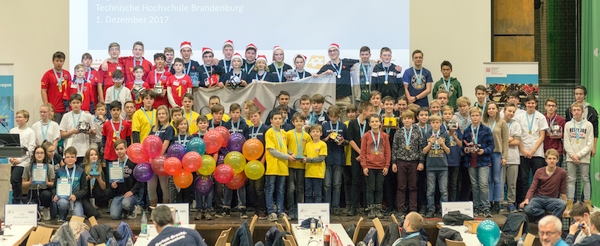 Gruppenfoto der Teams der LEGO League 2017 in Brandenburg